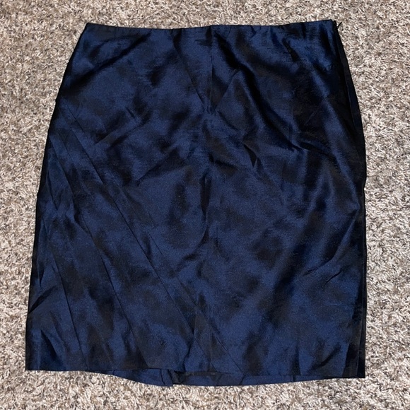 🌺Ann Taylor Silky pencil Skirt 6P - Picture 3 of 5